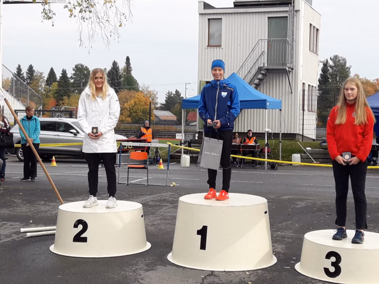 CINDY AHPONEN SM-MAANTIEKÄVELYN HOPEALLE